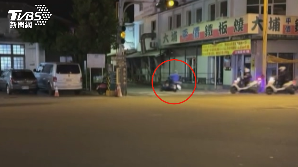 警方執行巡邏勤務時，發現黃男騎乘機車違規未打方向燈，隨即上前攔查。然而黃男不僅未配合停車，反而催油門加速逃離。（圖／翻攝Threads_jhen._.ee）