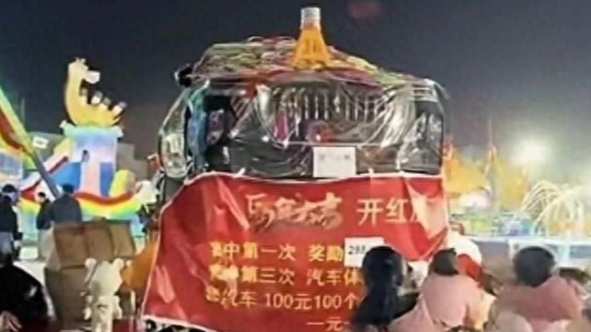 中國山東有套圈老闆在春節期間舉辦活動，三次套中大獎就能獲得豪華汽車「紅旗轎車」的兩年使用權。（圖／翻攝 極目新聞）