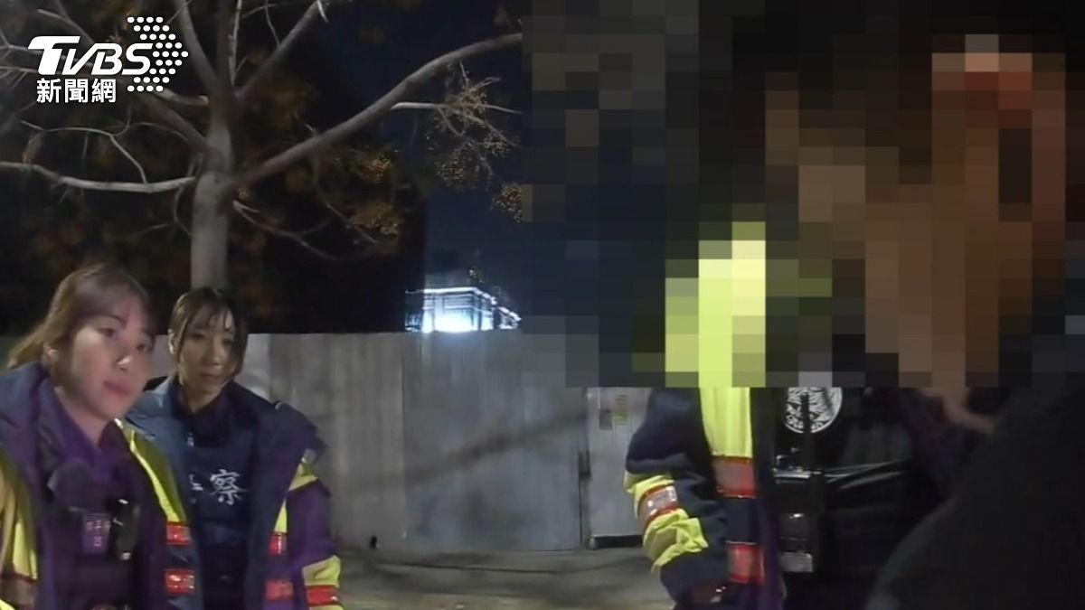 警方上前關心林男。(圖/TVBS)
