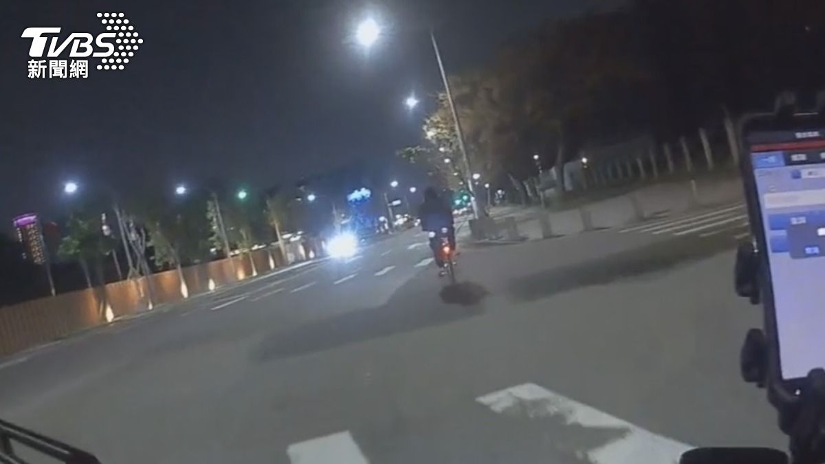 林男騎車左搖右晃。(圖/TVBS)