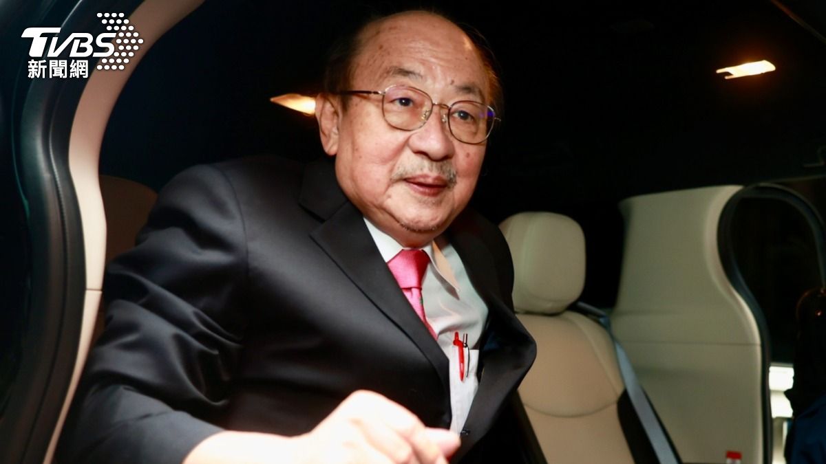 柯建銘離開時揮手致意,全程面帶微笑。(圖/華子琛攝)