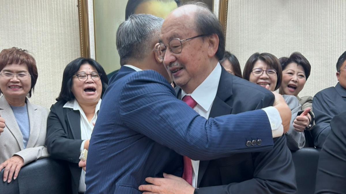 蔡其昌擁抱柯建銘。（圖／民進黨團提供）