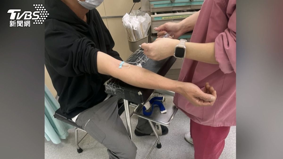 東石烤蚵吃到飽爆食安風波,有顧客在網路上發文表示,自己已經第四天仍持續上吐下瀉,並在醫院抽血、吊點滴治療。(圖/翻攝爆料公社)