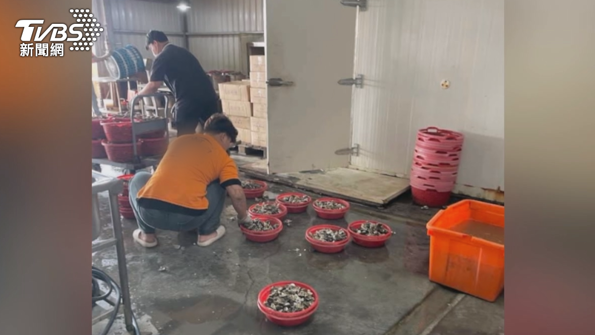有顧客拍下店內照片,顯示一籃又一籃的蚵仔直接放置在地板上。(圖/翻攝爆料公社)