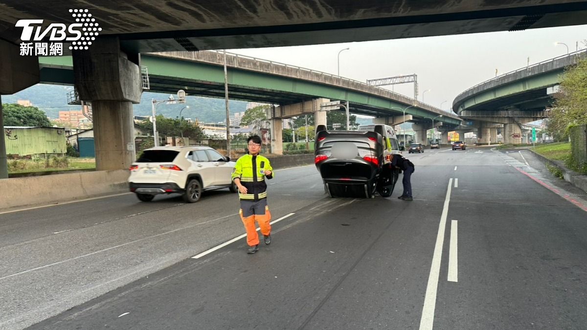 葉姓男子毒駕翻車，緊急搭乘計程車逃逸。（圖／TVBS）