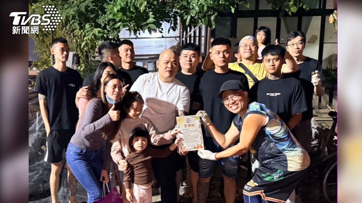 小年夜驚見滿身刺青黑衣人闖校園！竟是砸20萬揪團做公益