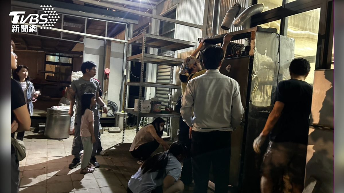 更生人葉廣毅帶著夥伴到學校捐贈廚具(TVBS/圖)