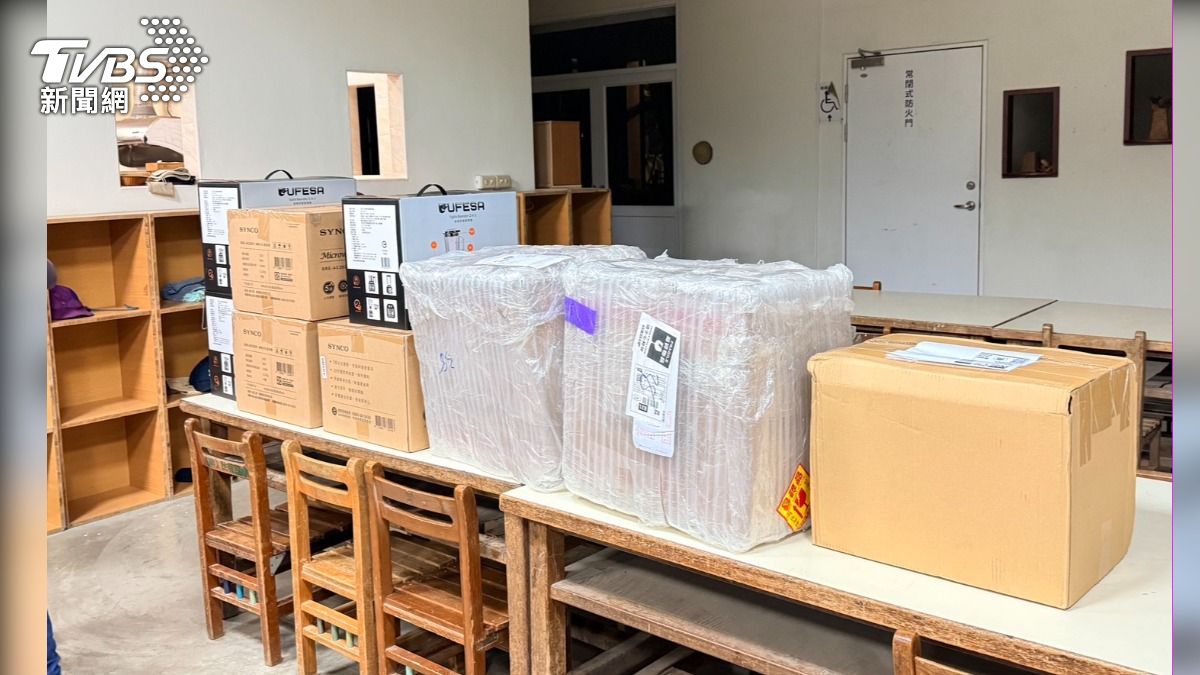 更生人葉廣毅帶著夥伴到學校捐贈廚具,總市價將近20萬(TVBS/圖)