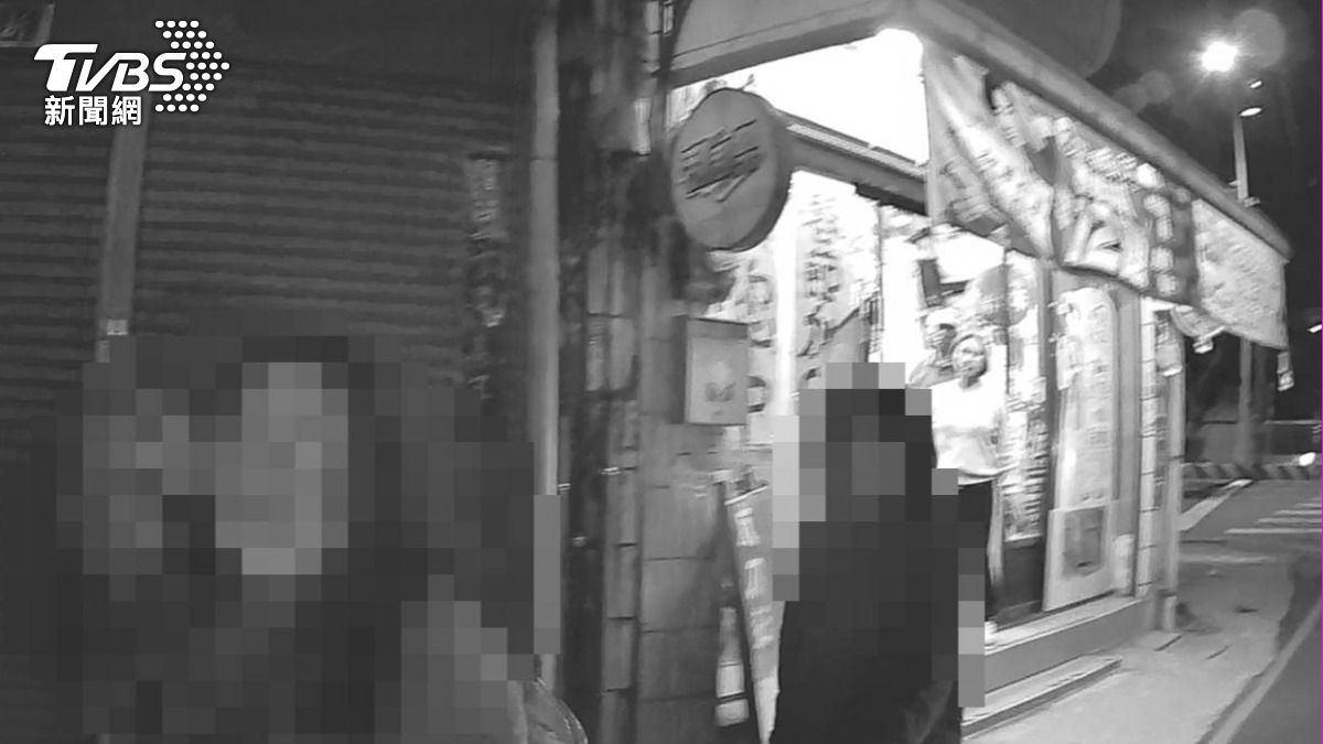 台中警幫護鈔。(圖/TVBS)