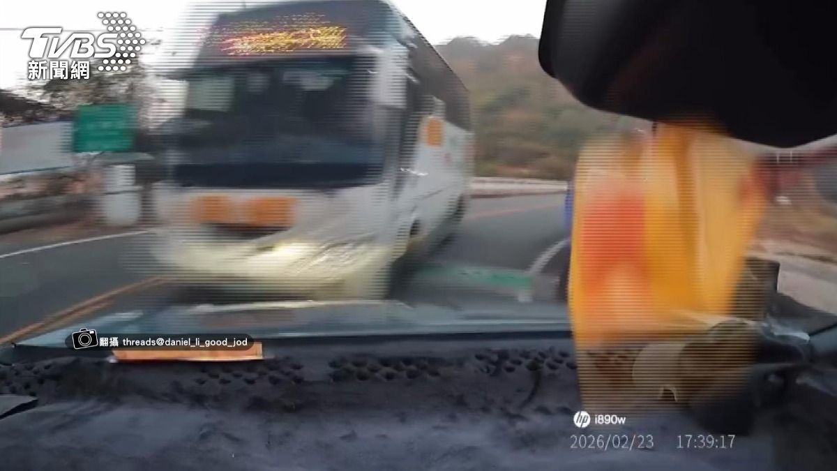 公車過橋跨雙黃線撞休旅!車主嘆「車開好好得被撞」處理到天黑。(圖/民眾提供)