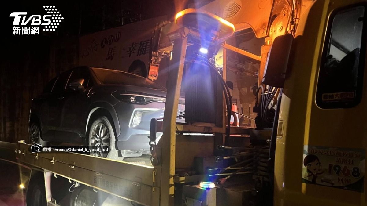 事故從白天一路處理到天黑,駕駛拍下拖吊車載走愛車的照片。(圖/民眾提供)