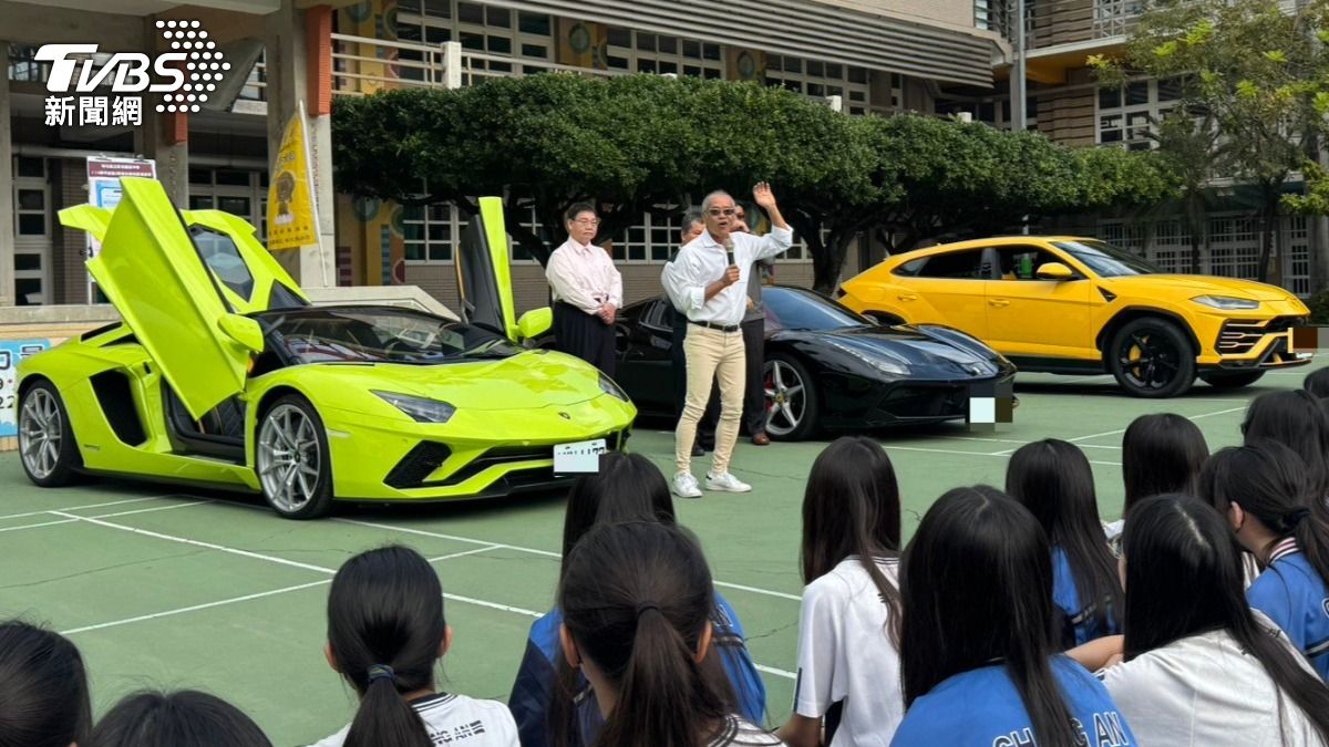 吳崇讓親自開超跑來演講。(圖/TVBS)