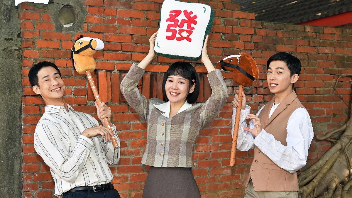盧彥澤陪兒追超人力霸王!5歲萌娃偷看弟弟紅包 竟拿走「藍色鈔票」