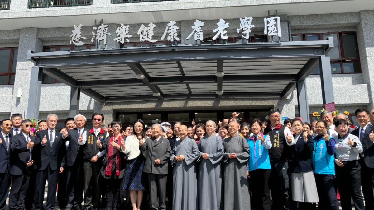 花蓮縣第2座純失智日照中心啟用，由慈濟基金會設立的「樂健康耆老學園」在吉安鄉揭牌。（圖／花蓮縣政府）