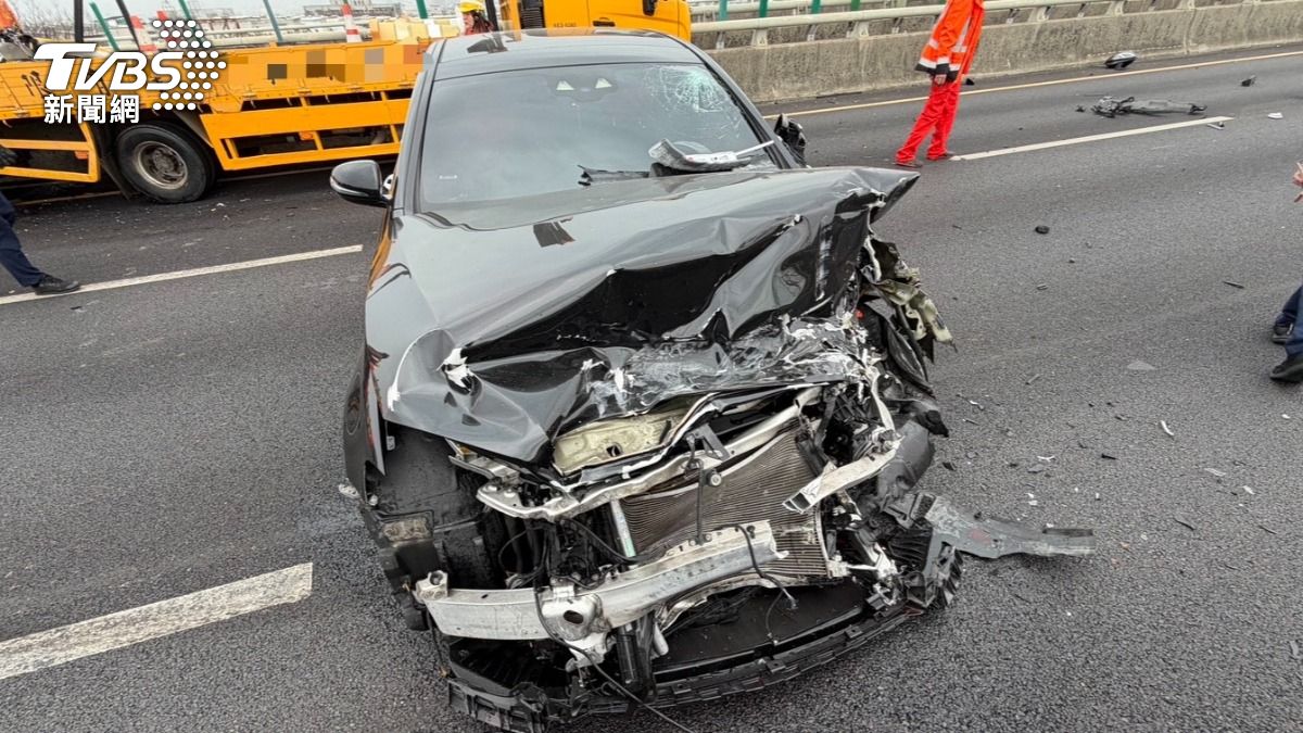國道緩撞車又挨撞 賓士車頭全爛、男駕駛「分心」掛彩