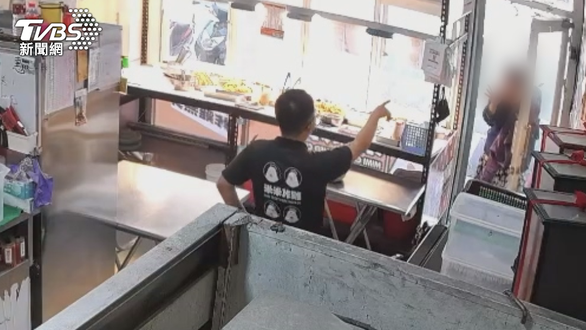 女子3度闖台東炸雞店遭擋,她當街嘶吼亂控偷竊,店家不堪其擾。(圖/TVBS)