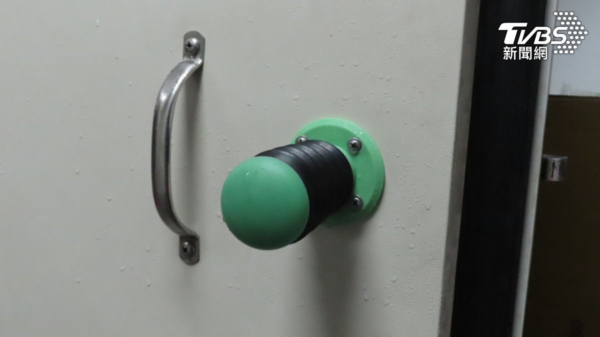 冷凍庫內配有緊急開鎖裝置,女員工為何受困裡頭成謎。(圖/TVBS)