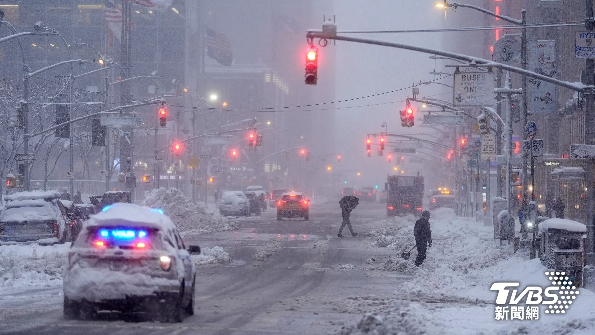 美國紐約市經歷10年來最嚴重暴風雪，高樓消失在雪霧之中，彷彿電影「明天過後」成真。（圖／達志影像美聯社）