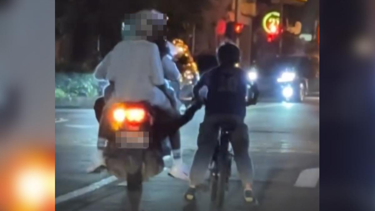 坐在單車上的男童一路搖搖晃晃,差點連人帶車摔倒。(圖/Threads@a_kan_1216)