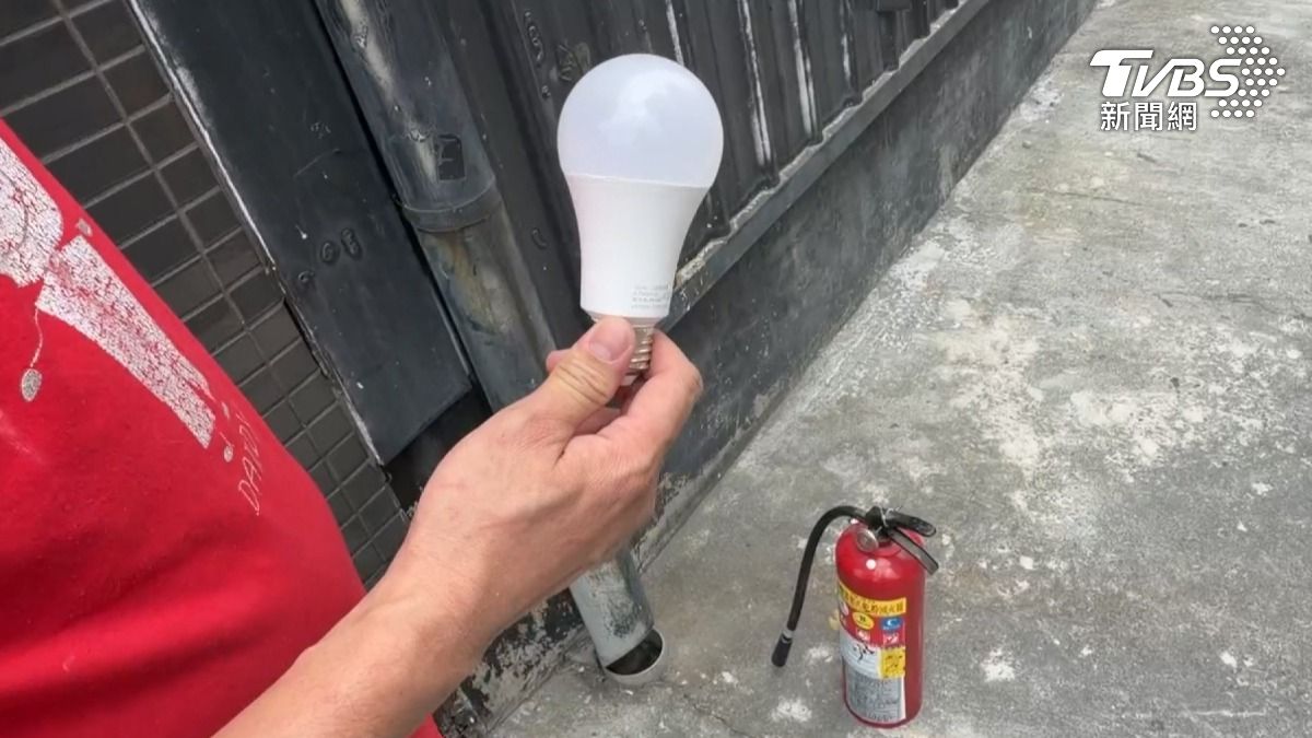 店員上前制止時,還遭對方丟擲疑似爆裂物,所幸事後證實僅為塑膠燈泡。(圖/TVBS)