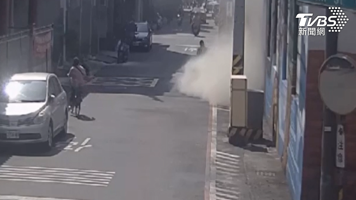 高雄鳳山一名35歲林姓男子騎車持滅火器,於上午10時許連續攻擊兩間超商。(圖/TVBS)