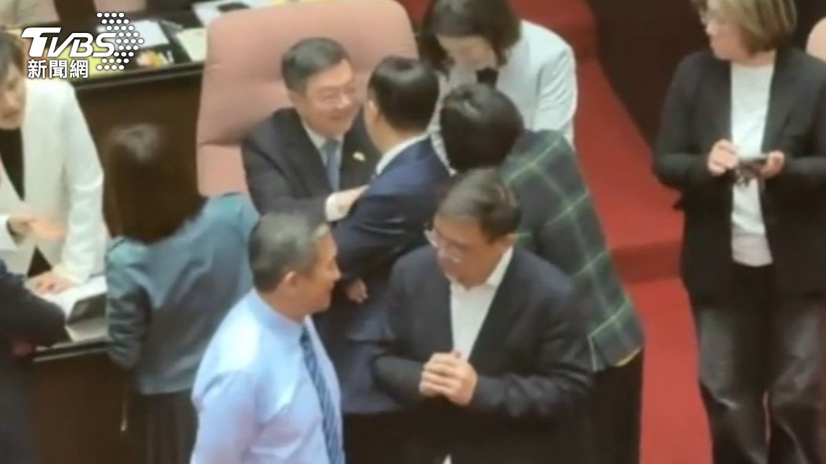  李貞秀首進議場主動找官員寒暄，吳思瑤爆料卓榮泰當面稱她「李女士」