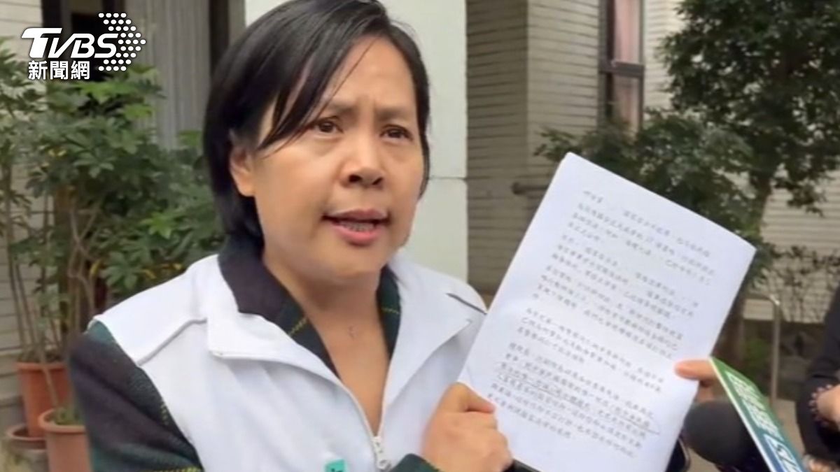 不滿被稱呼為李女士，李貞秀在議場高舉紙條怒轟霸凌。（圖／TVBS）