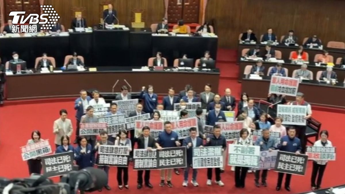 國民黨團在立法院議場高舉「司法已死」標語,力挺盟友高金素梅。(圖/TVBS)