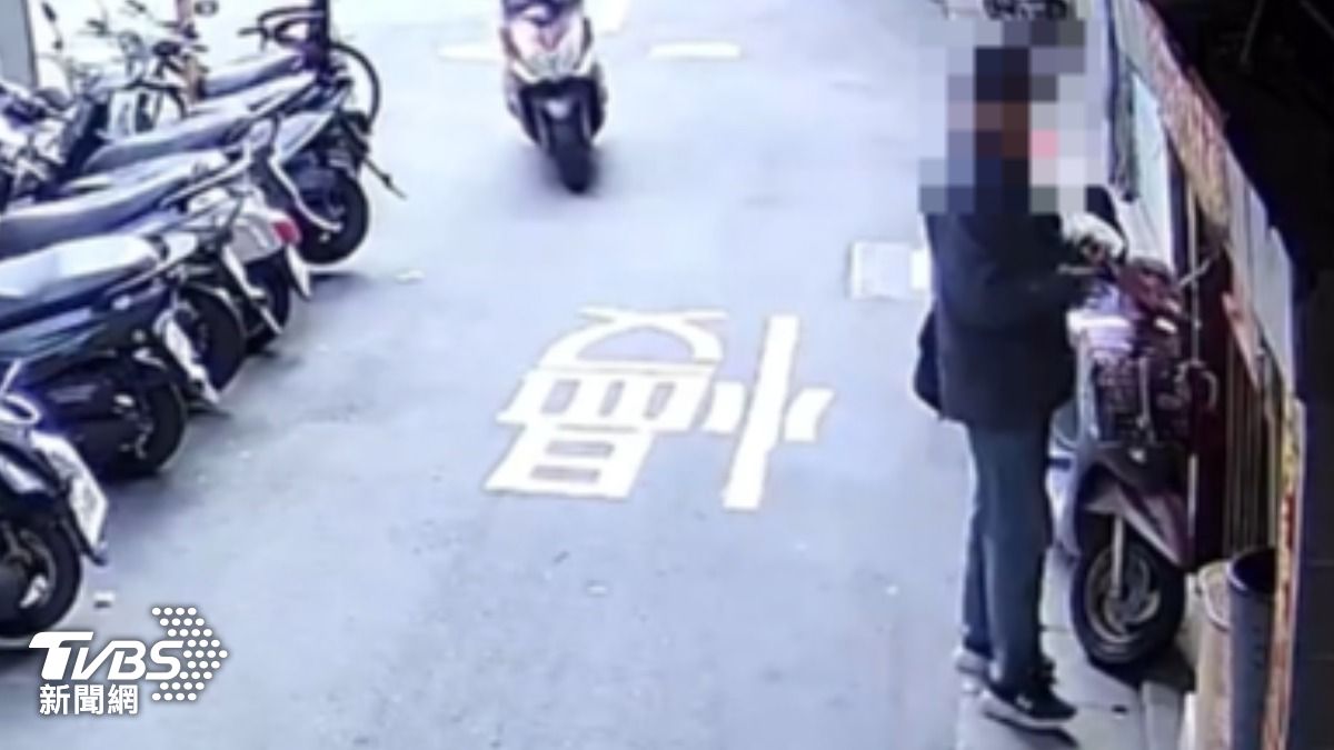 探視生病母親,男疑走錯樓層開錯門,引發誤會。(圖/TVBS)