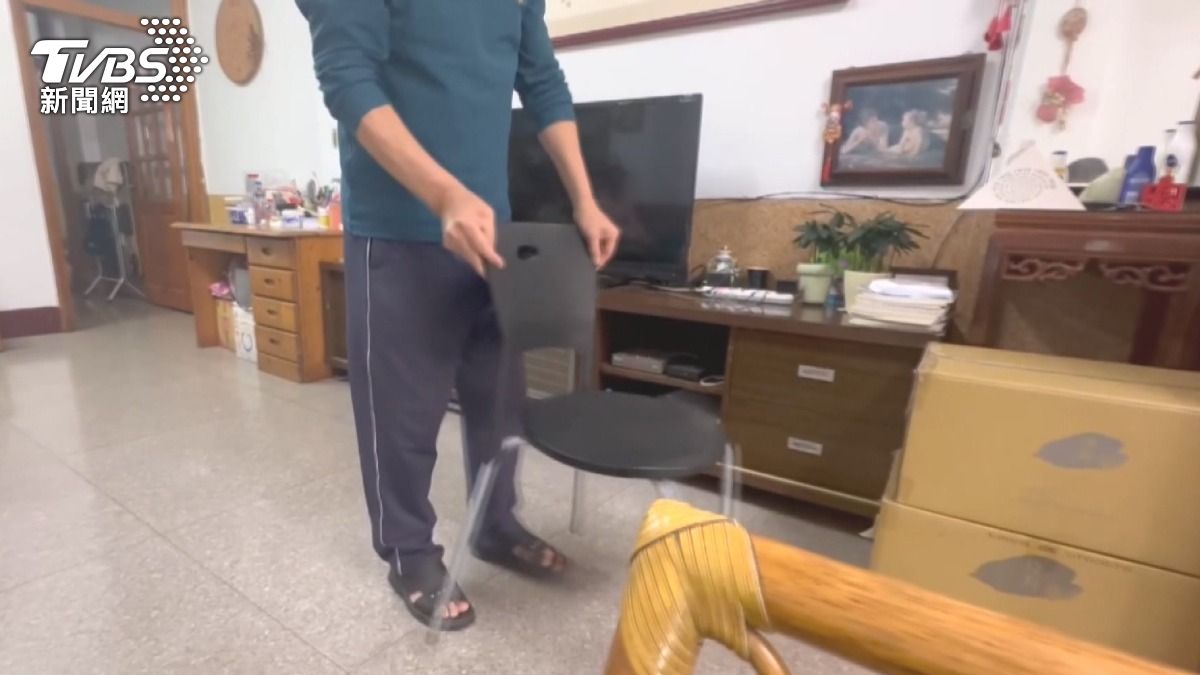 最後爸爸仍被裝上自費關節，甚至手術後媽媽在混亂狀況下被要求簽署自費文件。(圖／TVBS)
