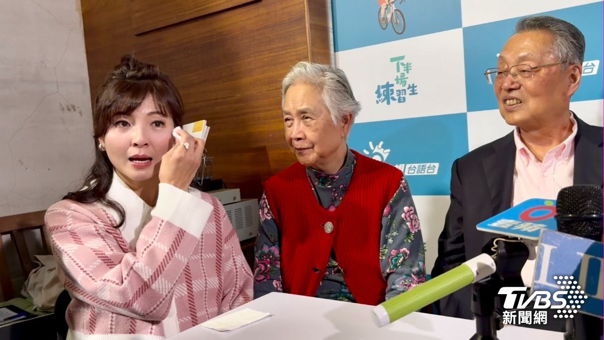 許琡婷（左）談到父親難過落淚。（圖／林彥君攝）