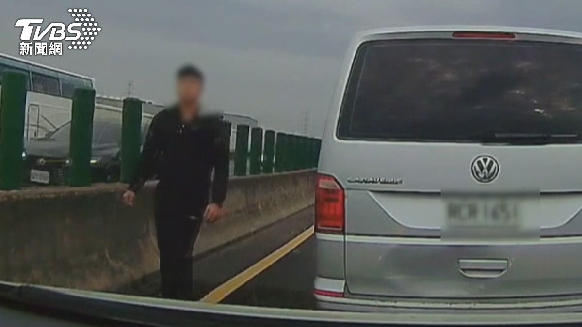 高速公路驚見攔車!按喇叭惹怒男,時速破百被逼停嚇壞妻小 。(圖/民眾提供)