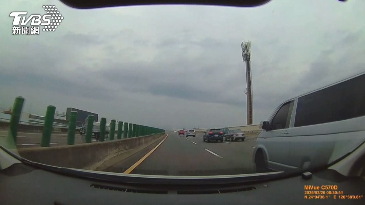 廂型車未保持安全車距超車而按喇叭示警,竟遭對方在時速破百的內線車道攔停並下車叫囂。(圖/民眾提供)