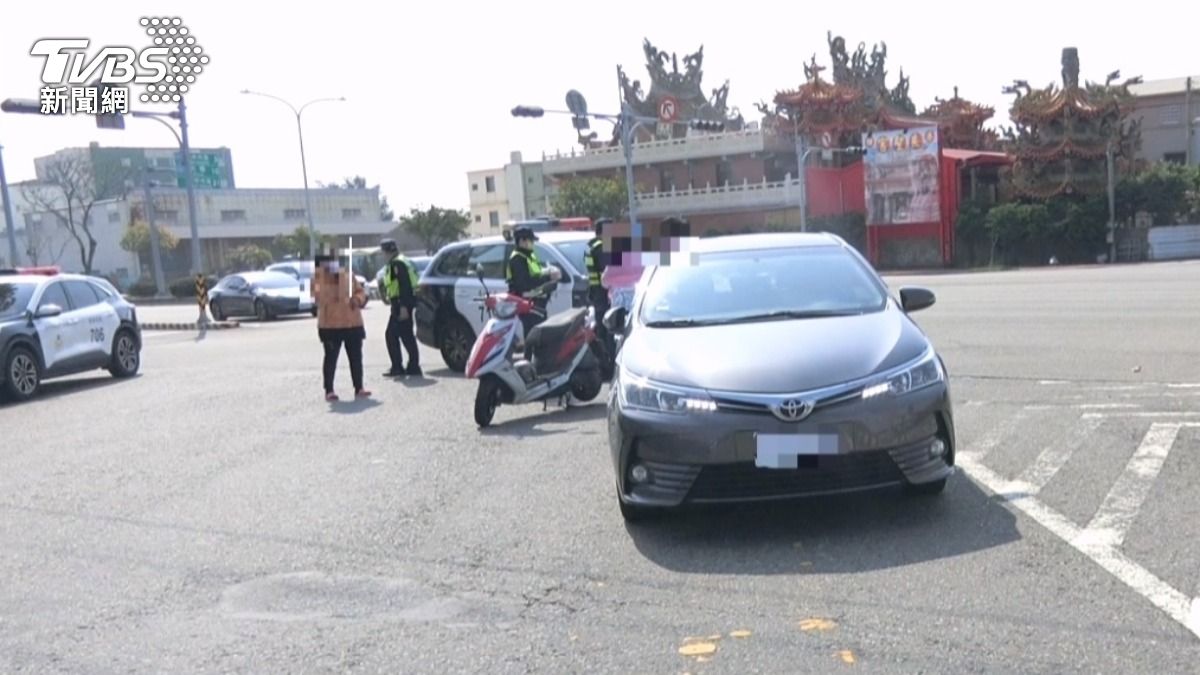 轎車從快車道鬼切跨越機慢車道直接右轉,導致機車騎士閃避不及撞上 。(圖/TVBS)