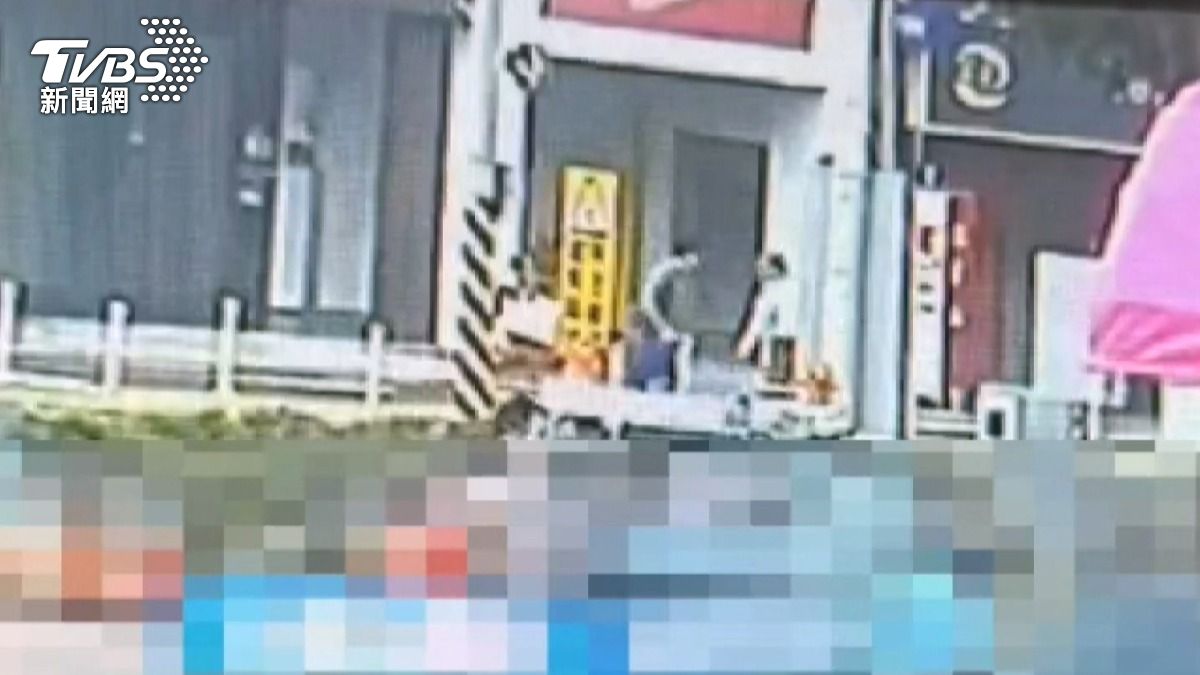 手機惹禍?父持拐杖街頭教訓兒 高中生反搶「激烈拉扯」嚇壞路人。(圖/民眾提供)