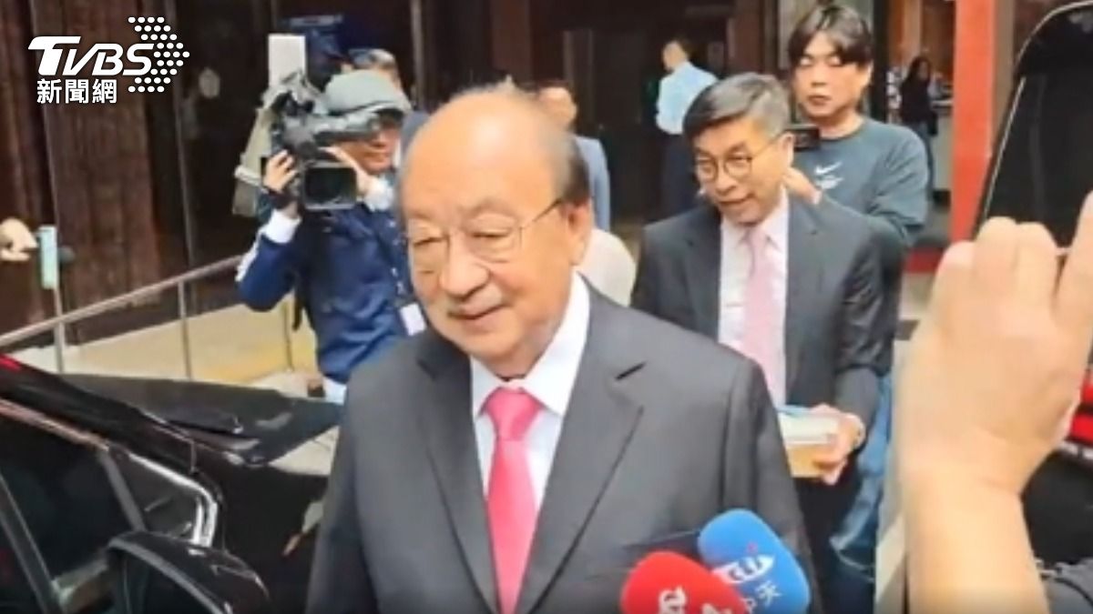 民進黨團世代交替 柯建銘、蔡其昌擁抱。(圖/TVBS)