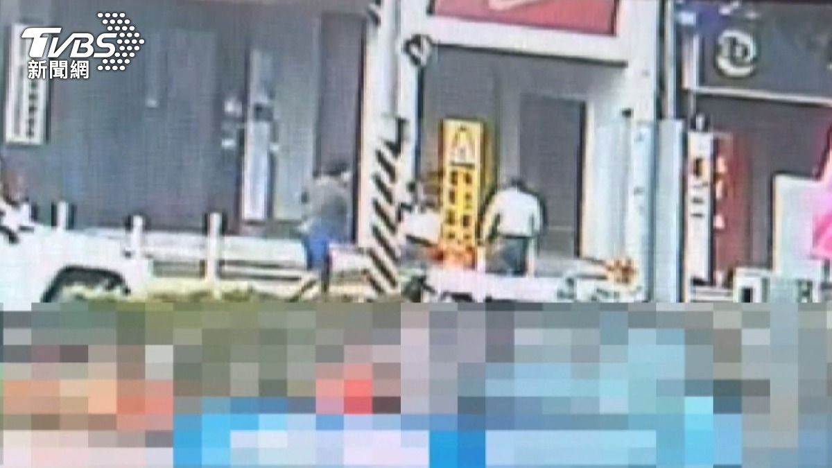 這一幕嚇得路過民眾誤以為發生行車糾紛,趕緊報案處理。(圖/民眾提供)