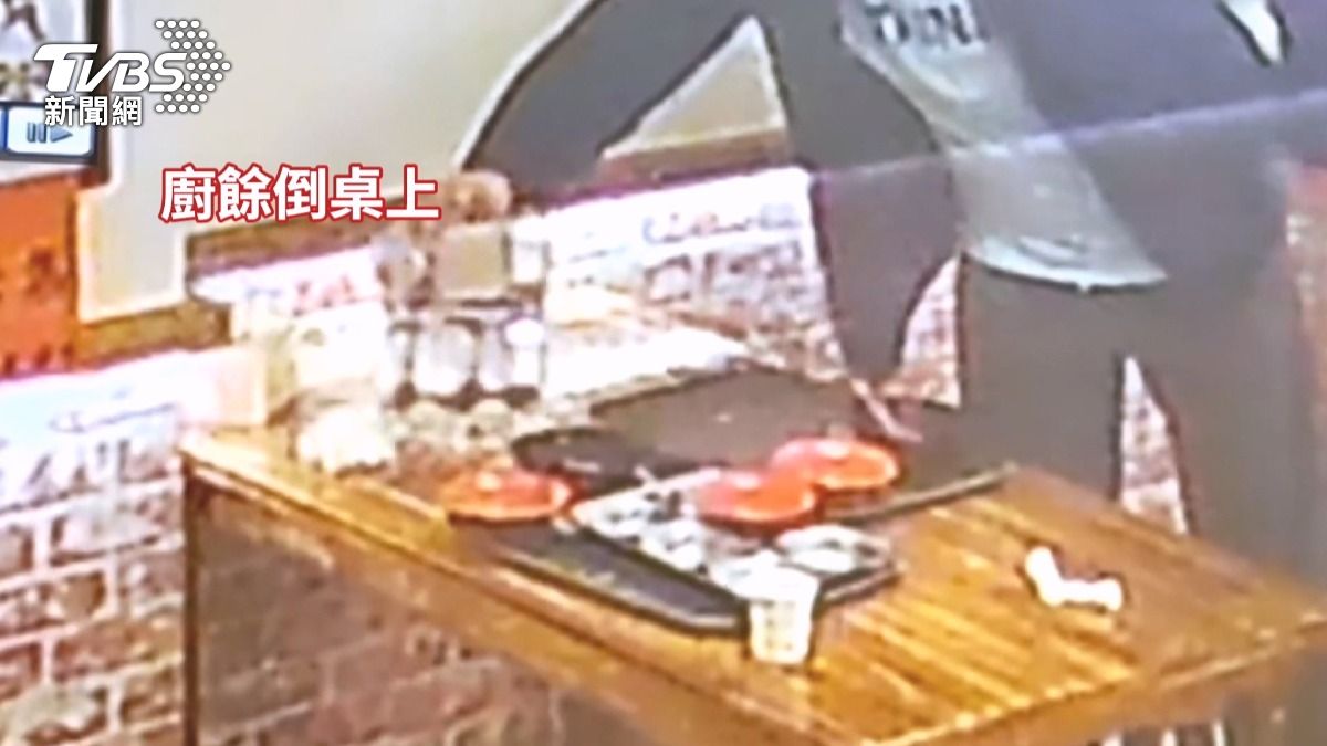 不滿店員收拾聲響!男「餐盤反蓋倒廚餘」 狂抽衛生紙亂丟洩憤。(圖/民眾提供)