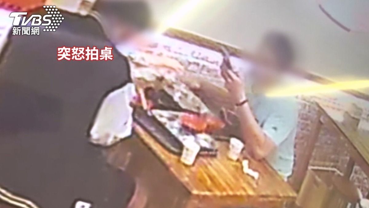 短袖男子突然啪一聲怒拍桌面,連同桌友人都嚇了一跳。(圖/民眾提供)