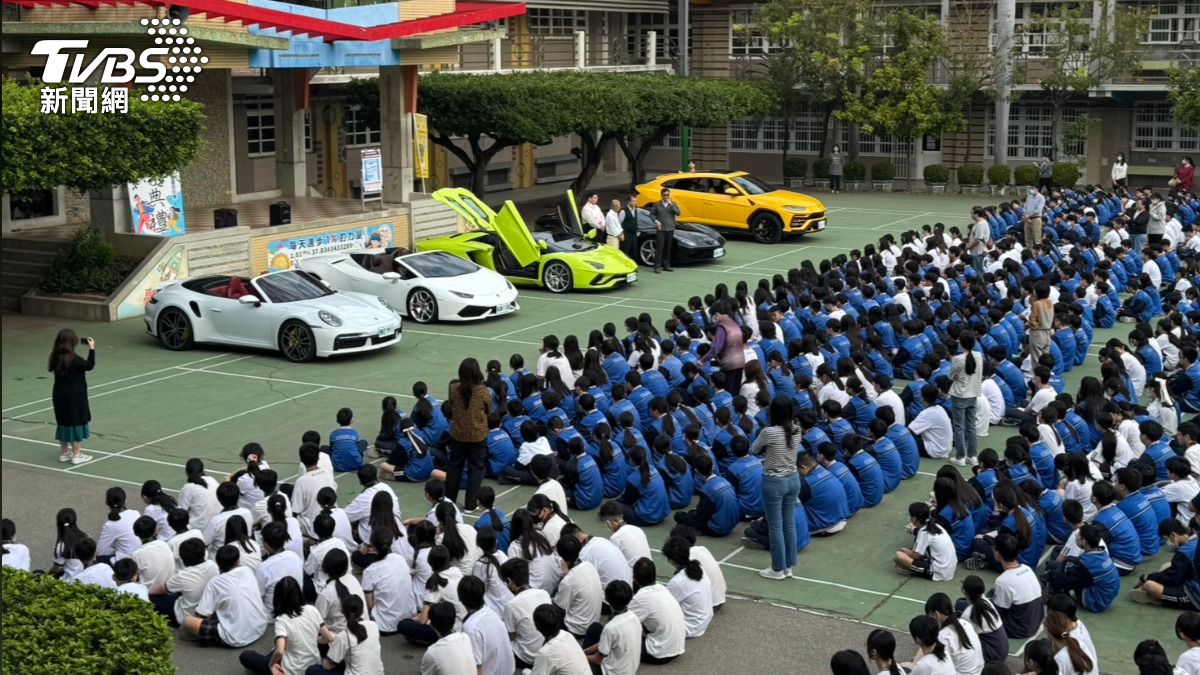 上車囉!近億超跑載你開學,董事長校友回校分享「廁所哲學」。(圖/TVBS)