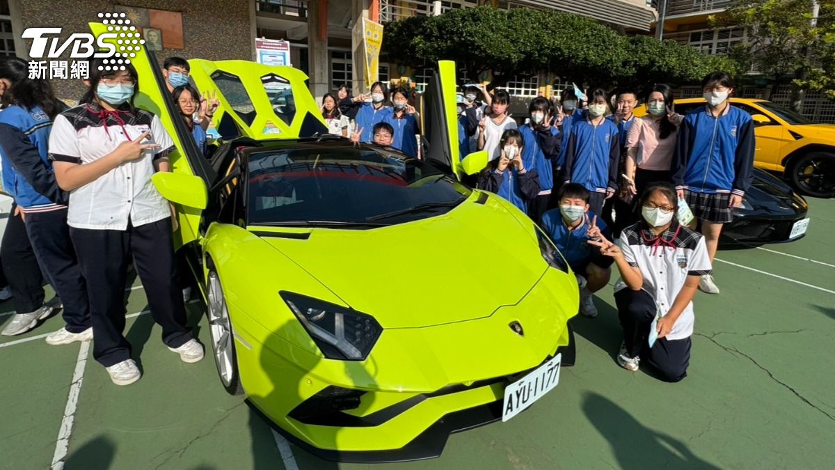 一台又一台價值破千萬的超跑緩緩駛入校園。(圖/TVBS)