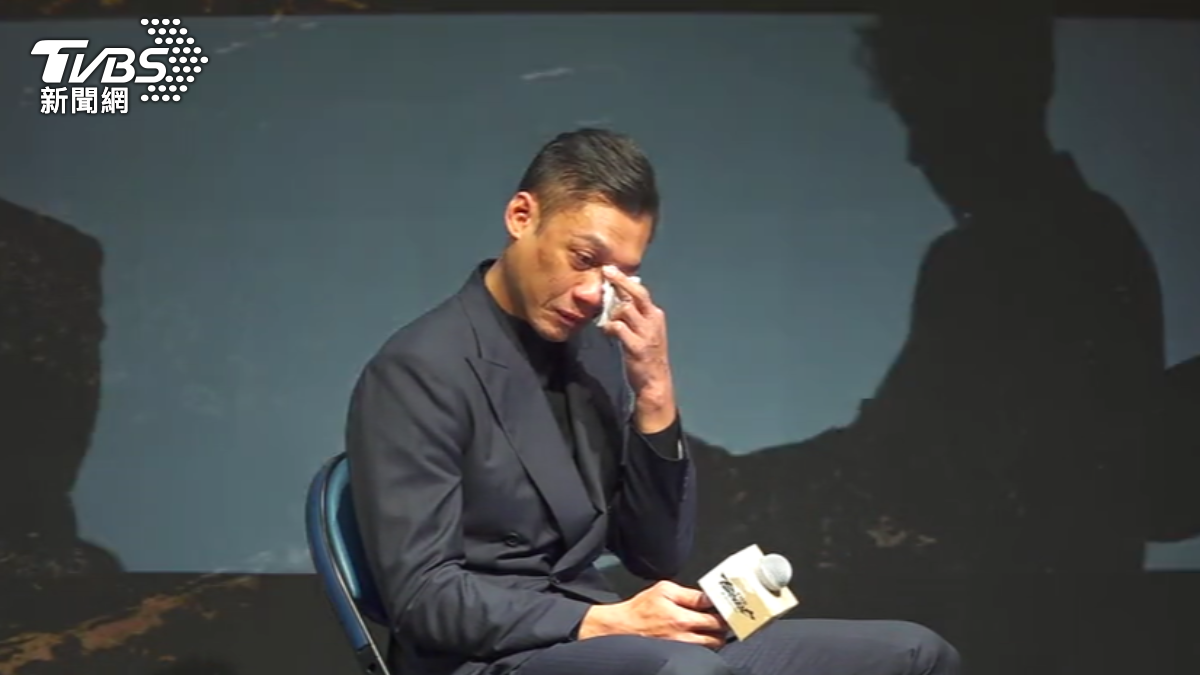 林志傑在引退記者會上談及家人,不忍落淚。(圖/TVBS)