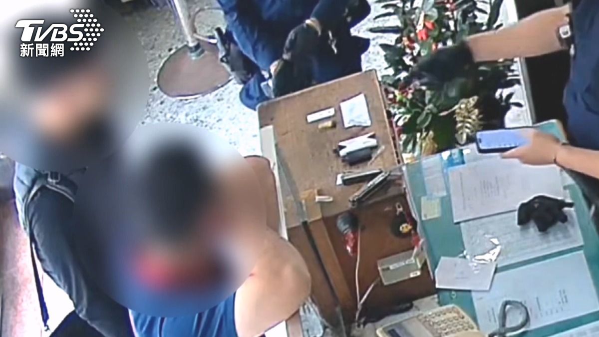 25歲現役軍人開心領回包包!警一打開「驚見毒品」秒逮捕送辦。(圖/TVBS)
