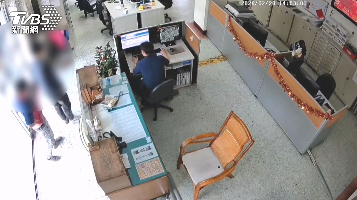 原本開心找回包包的陳姓男子,沒想到最後失去的竟是自己的工作。(圖/TVBS)