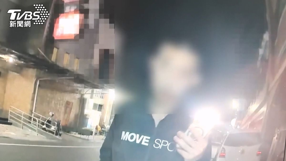 該名黑衣男子不願配合,更拿出手機錄影,甚至指控警方恐嚇並揚言提告。(圖/TVBS)