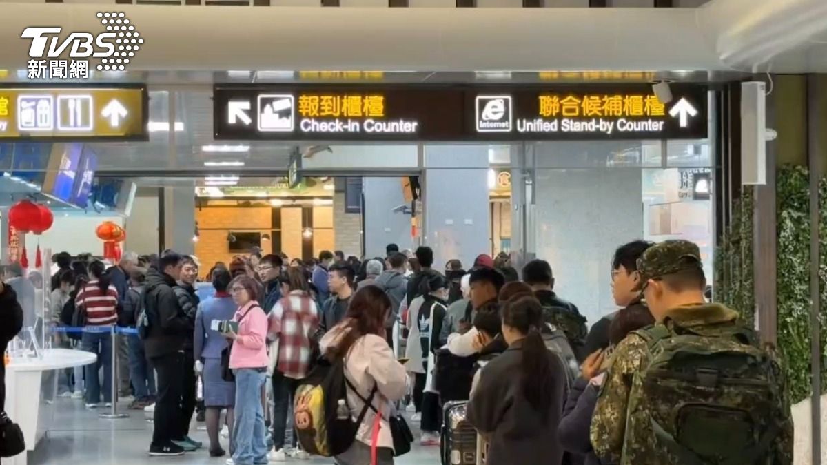 金門濃霧癱瘓航班!7班機停飛 近500旅客擠爆機場苦等。(圖/TVBS)