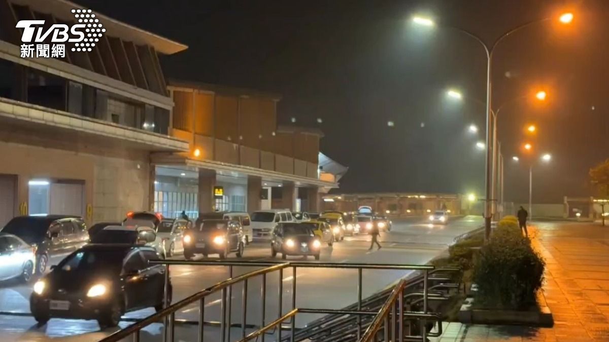 金門下午雨勢不斷,直到3點才趨緩,卻開始起霧、雲幕降低,嚴重影響飛機起降。(圖/TVBS)