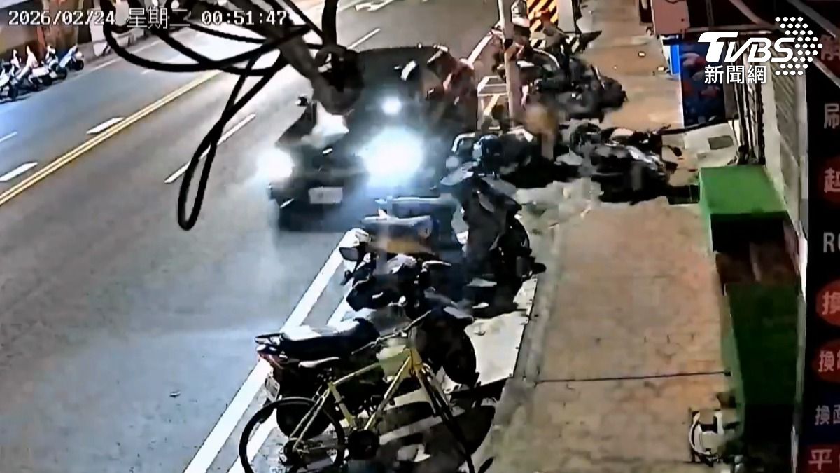 賓士車緩緩逆向衝撞6機、單車，一度停在現場，但民眾叫停，駕駛最後仍肇逃。（圖／TVBS）