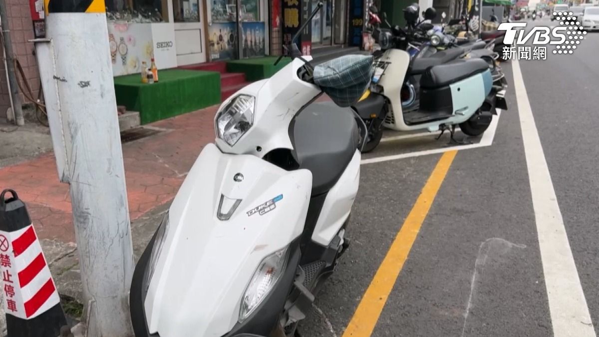 車速不快卻一路逆向，撞倒路邊6車，駕駛肇逃目擊者懷疑是酒駕或毒駕。（圖／TVBS）