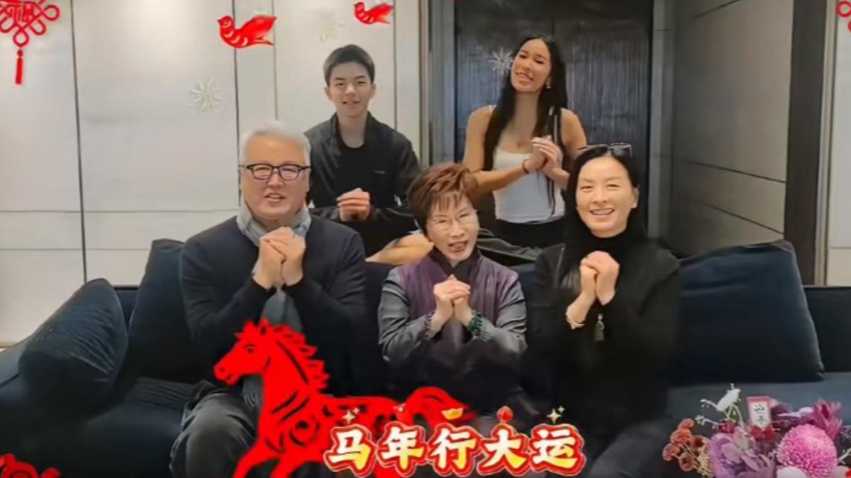 大年初二林瑞陽和太太張庭還與國民黨前主席洪秀柱合體拍片拜年。（圖／翻攝自小紅書）